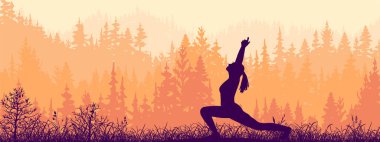Yatay pankart. Ormandaki çayır üzerinde yoga yapan bir kız silueti. Yoga güneşi selamı. Sağlıklı yaşam tarzı, ağaçlar, çimenler. Sihirli sisli manzara, sis. Turuncu, pembe çizim.