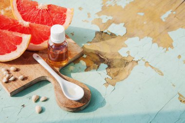 Greyfurt tohumu özü, greyfurt parçaları, tohumlar, yağlı kaşık. Covid, doğal antibiyotik ve antiviral ilaç tedavisi için ilaçlar. Narenciye, C vitamini Coronavirüs salgını ile bağışıklık kazanma durumu.