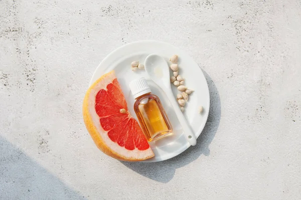 Greyfurt tohumu özü, greyfurt parçaları, tohumlar, yağlı kaşık. Covid, doğal antibiyotik ve antiviral ilaç tedavisi için ilaçlar. Narenciye, C vitamini Coronavirüs salgını ile bağışıklık kazanma durumu.