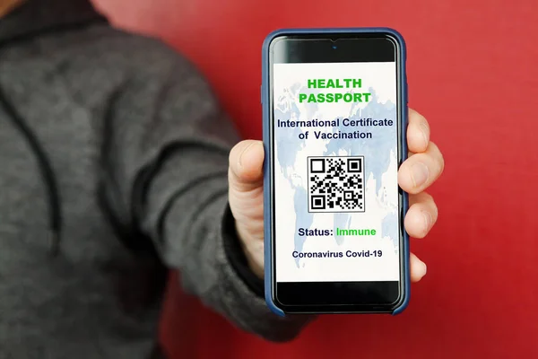 Homem Detém Smartphone Com Certificado Vacinação Internacional Tela Passaporte Vacinação Imagem De Stock