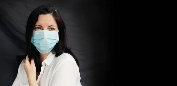 Çilli, koruyucu maskeli, gri saçlı bir kadın kendini karantinaya almak için evde yalnız kalıyor. Depresyon, nevrozlar, korkular, ölüm sonrası sendrom, covid-19 'un neden olduğu zihinsel sağlık sorunları.