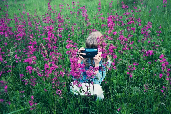 Дівчина Тримає Камеру Ховаючись Серед Квітів Лузі Малюк Старою Плівковою — стокове фото