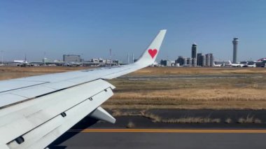 Pencereden bak, uçak Haneda Uluslararası Havaalanına iniyor.