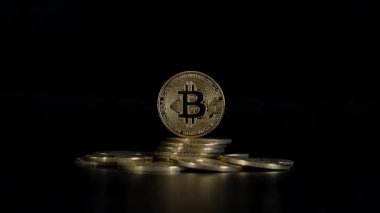 Siyah arka planda altın Bitcoins yığını. Yakın plan bitcoinler. Dolly yavaşça. Şifreli para birimi.