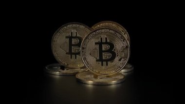 Siyah arka planda altın Bitcoins. Yakın plan bitcoinler. Dolly yavaşça. Şifreli para birimi.