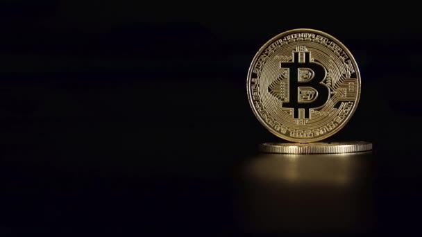 Bitcoins Dourados Fundo Preto Bitcoins Close Dolly Devagar Criptomoeda — Vídeo de Stock