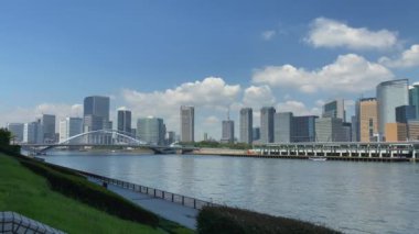 Tokyo gökyüzü manzarası Sumida nehir tarafından, arka planda ünlü Tsukiji Büyük Köprüsü. Japonya Tokyo 21 Haziran 2021