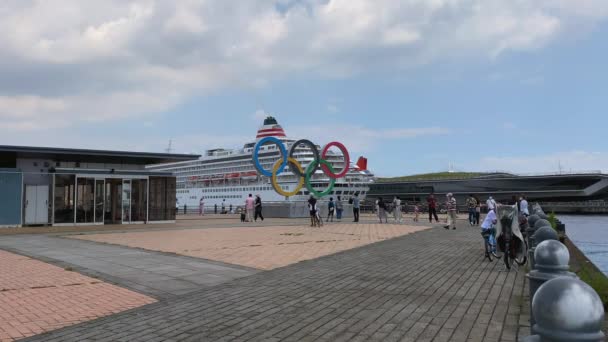 Molte Persone Scattano Loro Foto Davanti Simbolo Olimpico Con Una — Video Stock