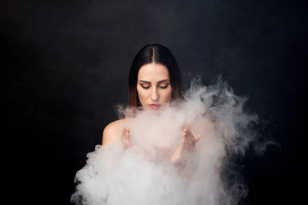 Atrakcyjna Młoda Dziewczyna Biały Dym — Zdjęcie stockowe