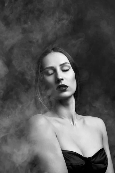 Atrakcyjna Młoda Dziewczyna Biały Dym — Zdjęcie stockowe