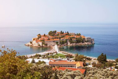 Sveti Stefan adası güzel bir yaz gününde. Budva, Karadağ.