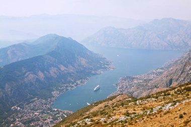 Dağlar ve marina manzarası. Kotor, Karadağ.