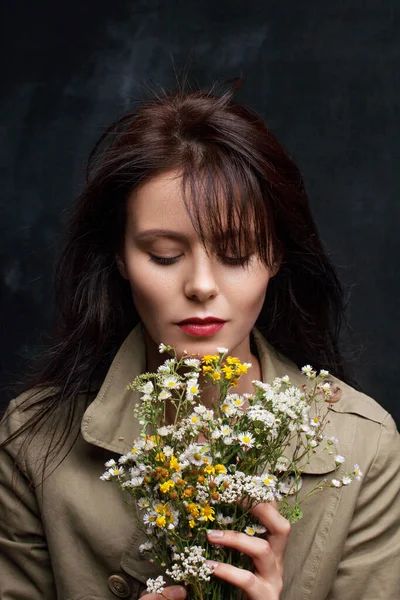 Bir Demet Yabani Çiçekle Güzel Bir Kızın Portresi — Stok fotoğraf