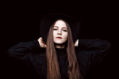 Siyah şapkalı çekici kız.