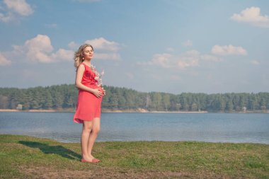 Genç mutlu hamile kadın. 