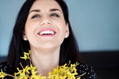 Güzel genç kız gülümsüyor.