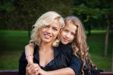 Anne ve kızı sahada.