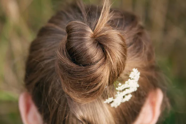 Rückansicht Einer Jungen Frau Mit Haarbüschel — Stockfoto