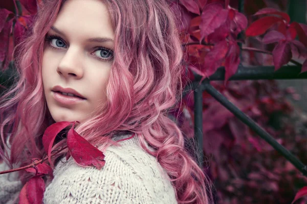Красивая Молодая Женщина Розовыми Волосами — стоковое фото