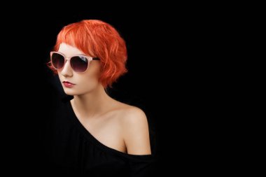 Kızıl saçlı güzel bir kızın portresi.