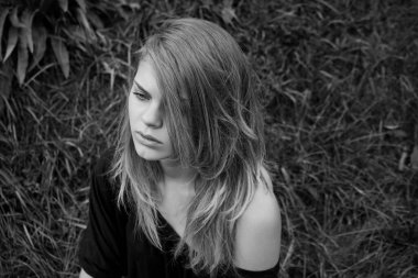 Yazın açık havada güzel bir genç kızın portresi.