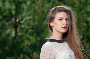 Baharda açık havada güzel bir genç kızın portresi. 