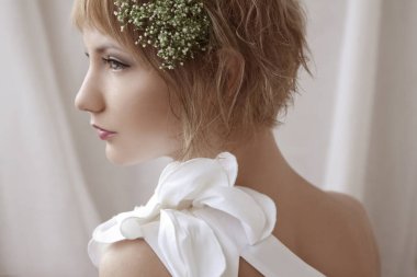 Çiçekli güzel bir kadın.