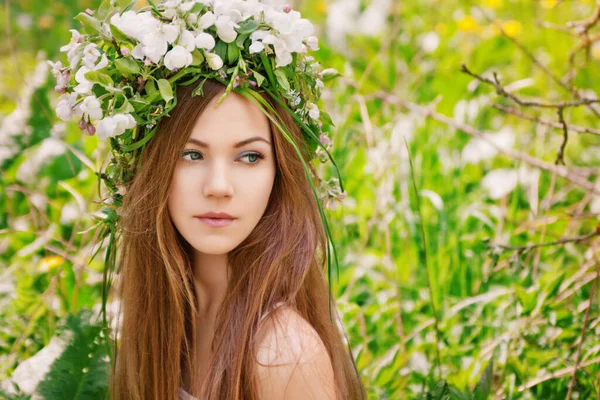Çiçekli Güzel Kız — Stok fotoğraf