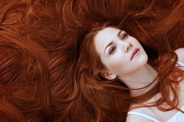 Портрет Девушки Красивыми Длинными Рыжими Светлыми Волосами — стоковое фото