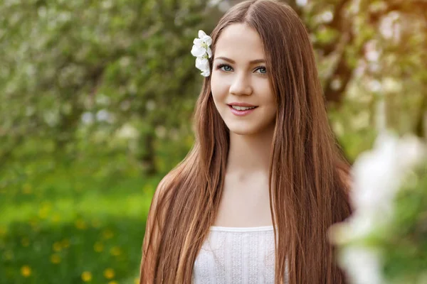 Bahar Çiçeklerinde Güzel Bir Kızın Portresi — Stok fotoğraf