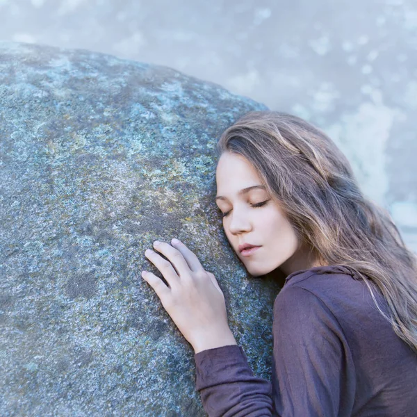 Giovane Ragazza Trova Una Grande Pietra — Foto Stock