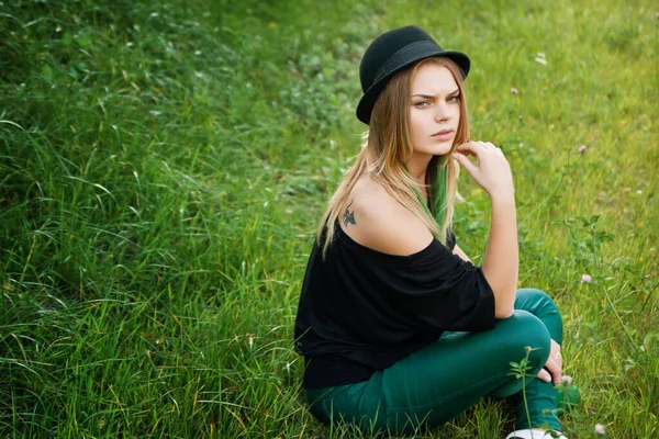 Bella Ragazza Con Capelli Verdi — Foto Stock