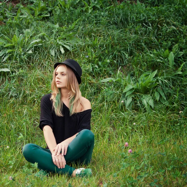 Bella Ragazza Con Capelli Verdi — Foto Stock