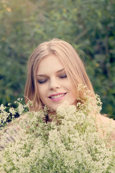 Ritratto Bella Ragazza Con Fiori — Foto Stock