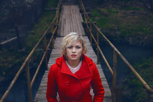 Молодая Красивая Женщина Красном Пальто Мосту — стоковое фото