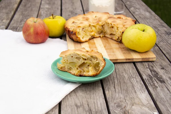 Slice Apple Pie Foreground Green Platter Little Pie Wooden Board — Stock Photo, Image