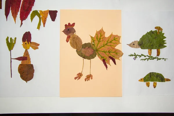 다채 로운 색깔의 마른 나뭇잎 단풍나무, 자작나무, 달 더로 이루어진 종이 공예품에 그려져 있다. Intres crafts in autumn.applique. 로열티 프리 스톡 사진