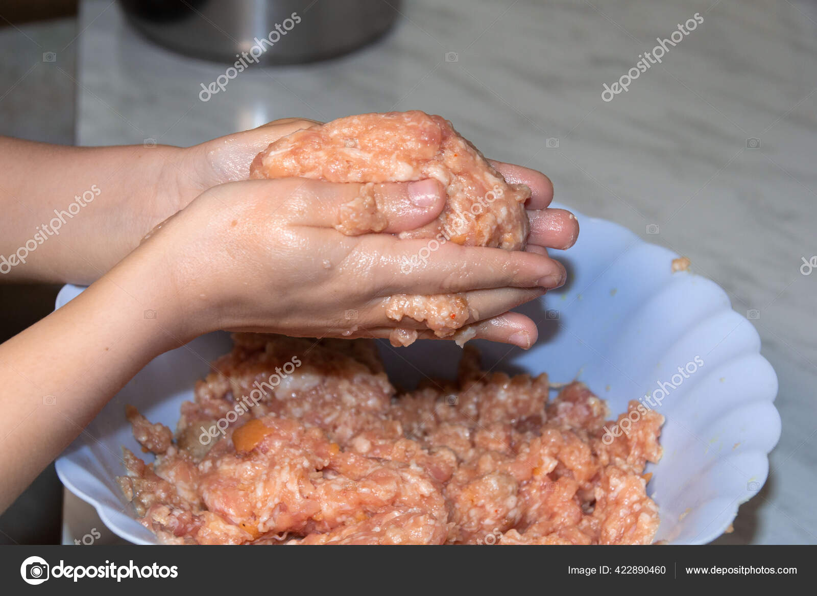 Tangan Anak Anak Patung Dari Potongan Daging Cincang Mentah Stok Foto C Steopina Nata Yandex Ru 422890460
