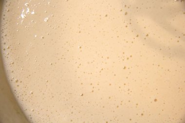 Farklı bir bardakta köpüklü sıvı hamur. Krep, pizza, turta için hamur.