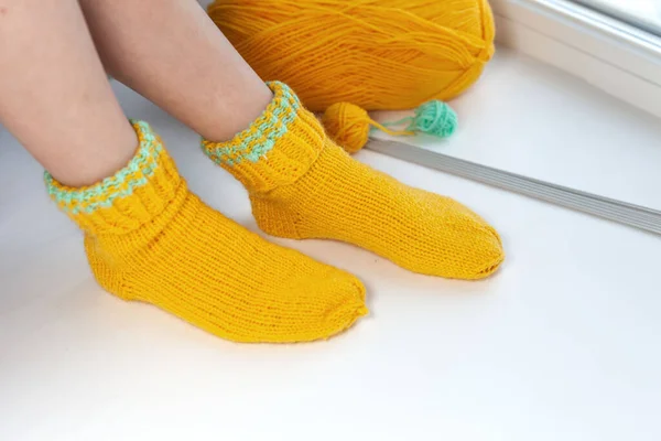 Yellow Knitted Warm Socks Children Feet Next Lies Clew Threads — Stock Photo, Image