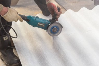 Büyük bir Bulgar 'a sahip bir adam dalgalı bir yazı tahtası kesti. Tozu görebilirsin.