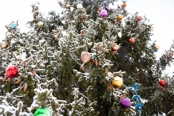 Μεγάλα Πολύχρωμα Παιχνίδια Γιρλάντες Πραγματικά Χτυπήματα Κρέμονται Ένα Ζωντανό Χριστουγεννιάτικο — Φωτογραφία Αρχείου