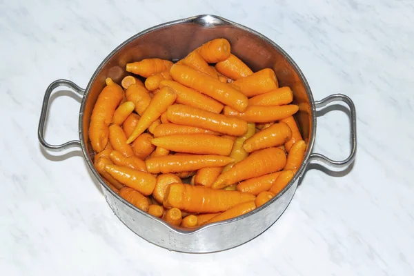 Zanahorias frescas peladas crudas en una cacerola de metal. Snack saludable, comida orgánica y concepto de dieta. — Foto de Stock