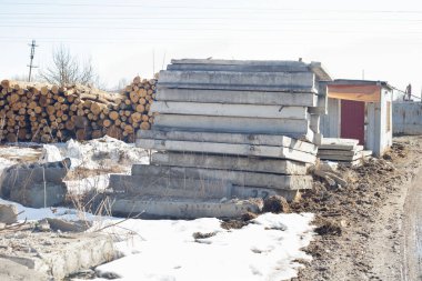 Birkaç dikdörtgen blok baharda caddede üst üste yatar..