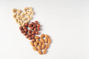 Kalpler badem, kaju fıstığı ve fındıkla doludur. Yukarıdan görüntüle