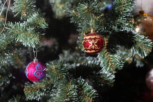 Rotes und orangefarbenes Weihnachtsspielzeug mit Ornamenten am Weihnachtsbaum — Stockfoto