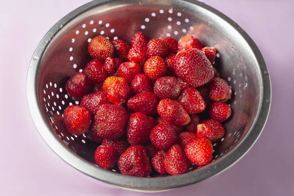 Viele Reife Rote Erdbeeren Liegen Einem Sieb Sieb Steht Auf — Stockfoto