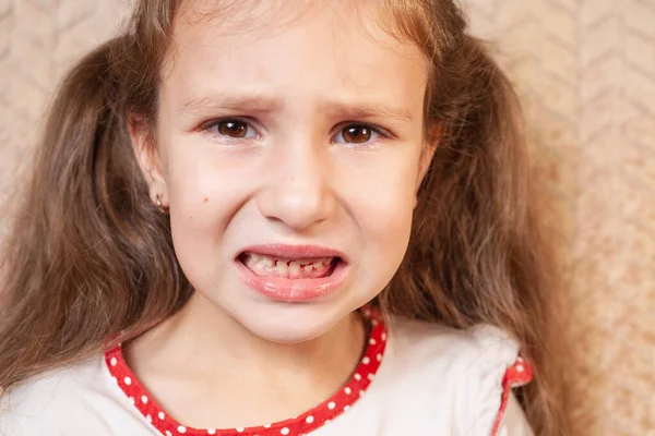 6 살짜리 여자 아이가 치통을 앓고 있는데 얼마나 불행한지 보여 줍니다. 로열티 프리 스톡 이미지