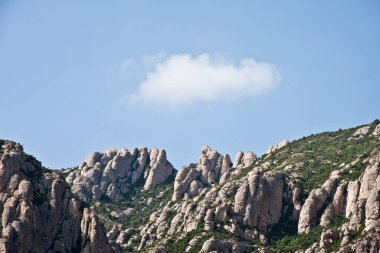 Montserrat dağı Baix Llobregat bölgesindeki Collbato kasabasından görüldü, Barcelona, Katalonya, İspanya.