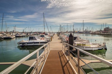 Garraf bölgesindeki Vilanova i la Geltru kıyı kasabasının iskelesi, Barcelona, Katalonya, İspanya.